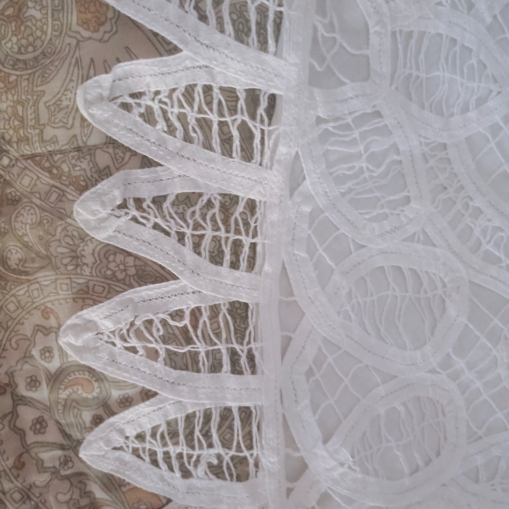 Elegant White Tree Skirt - Picture 4 of 7